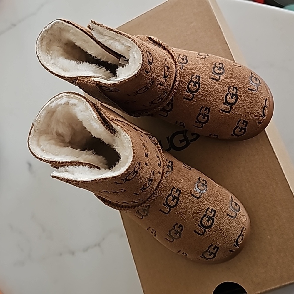 Ugg T keelan embossed logo baby uggs 7